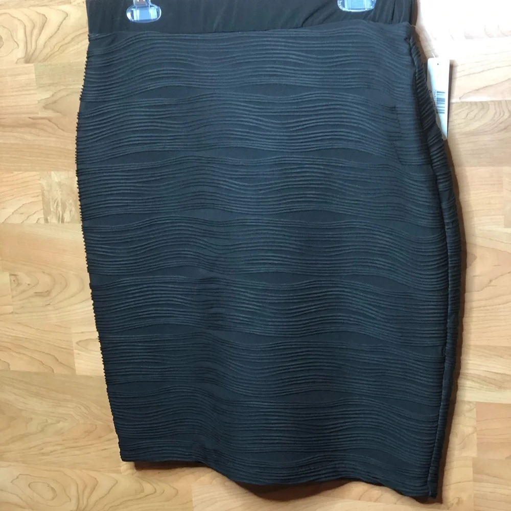 New Directions Large Ribbed Lined Black Midi Skirt